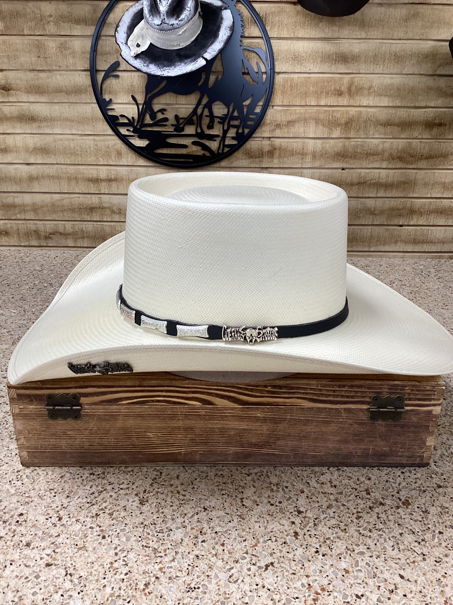 Cuernos Chuecos 100x Rodeó Style Hat w/ Pin