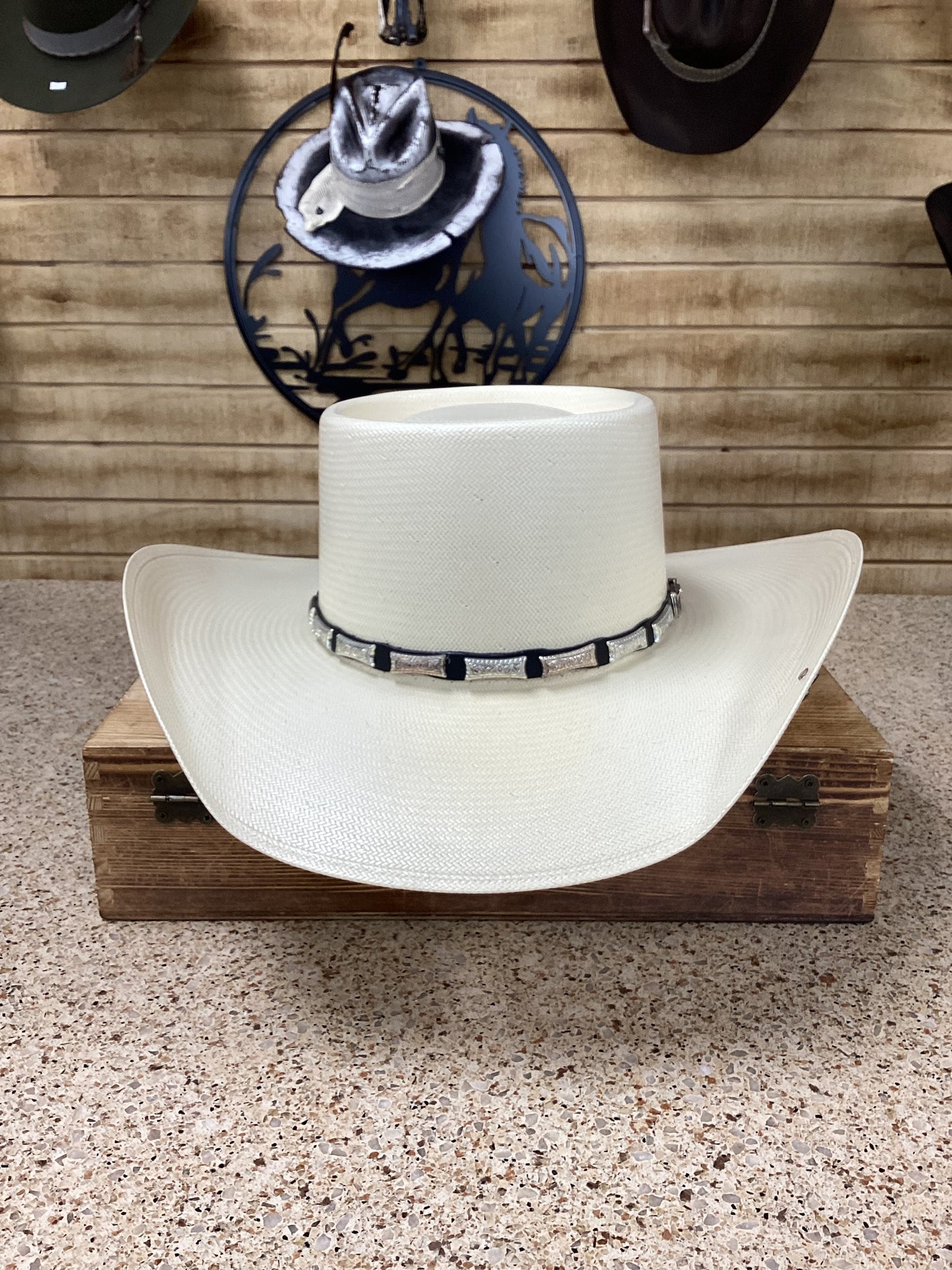 Cuernos Chuecos 100x Rodeó Style Hat w/ Pin