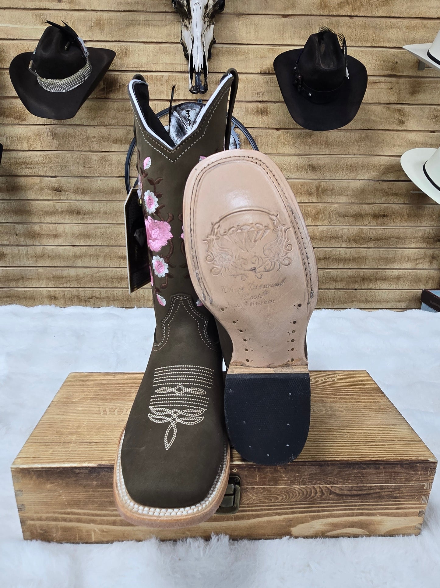 White Diamond Womens Coquette Flower Embroidered Boot - Tabaco Nobuck