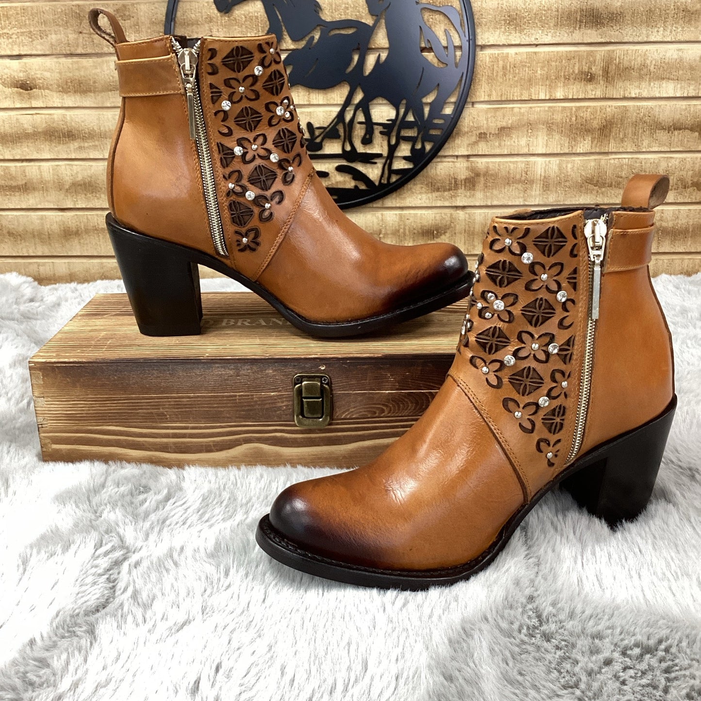 Quincy Womens Bootie Katania Leather Oval Toe (Honey) Q39B5251