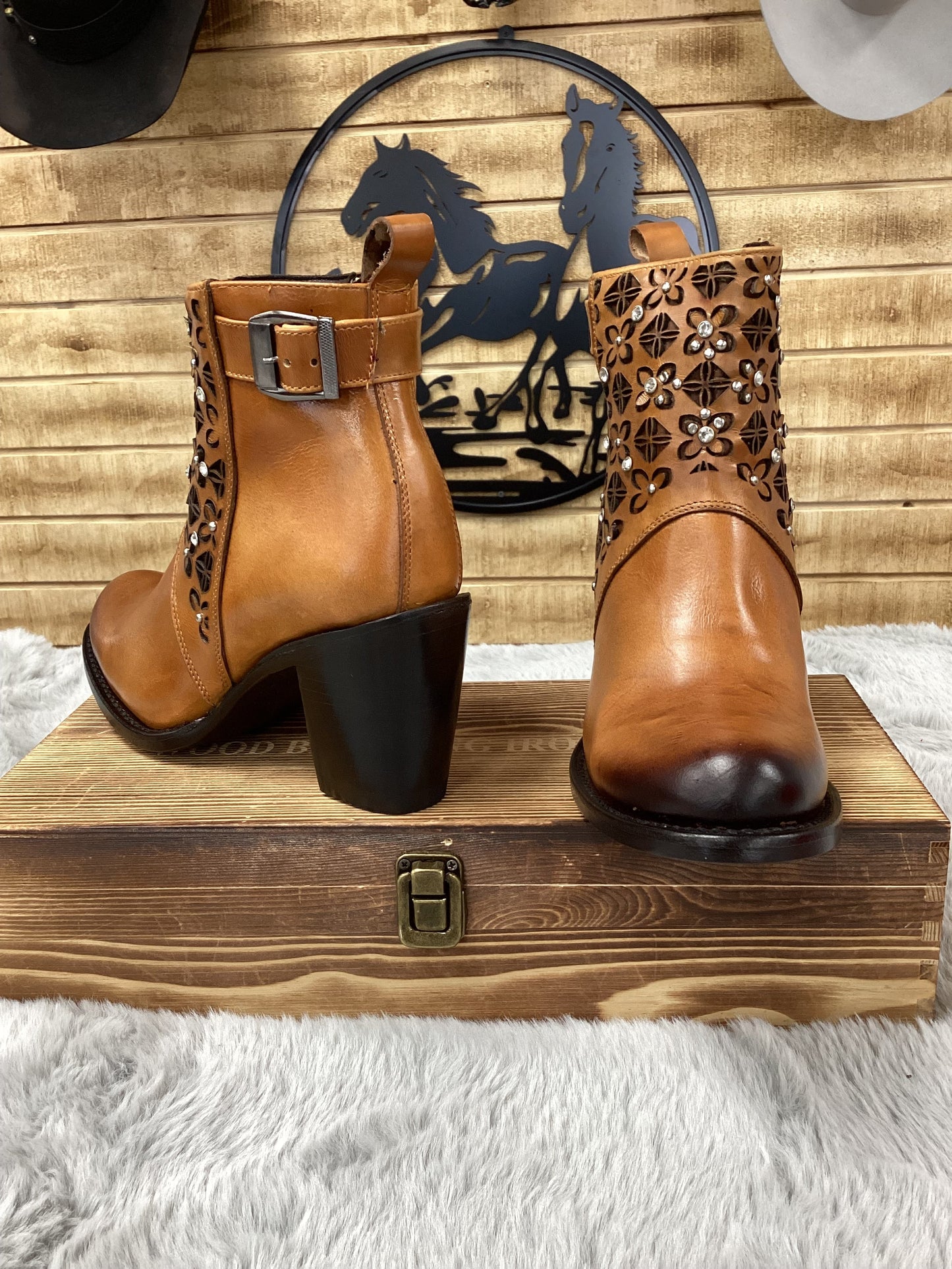 Quincy Womens Bootie Katania Leather Oval Toe (Honey) Q39B5251