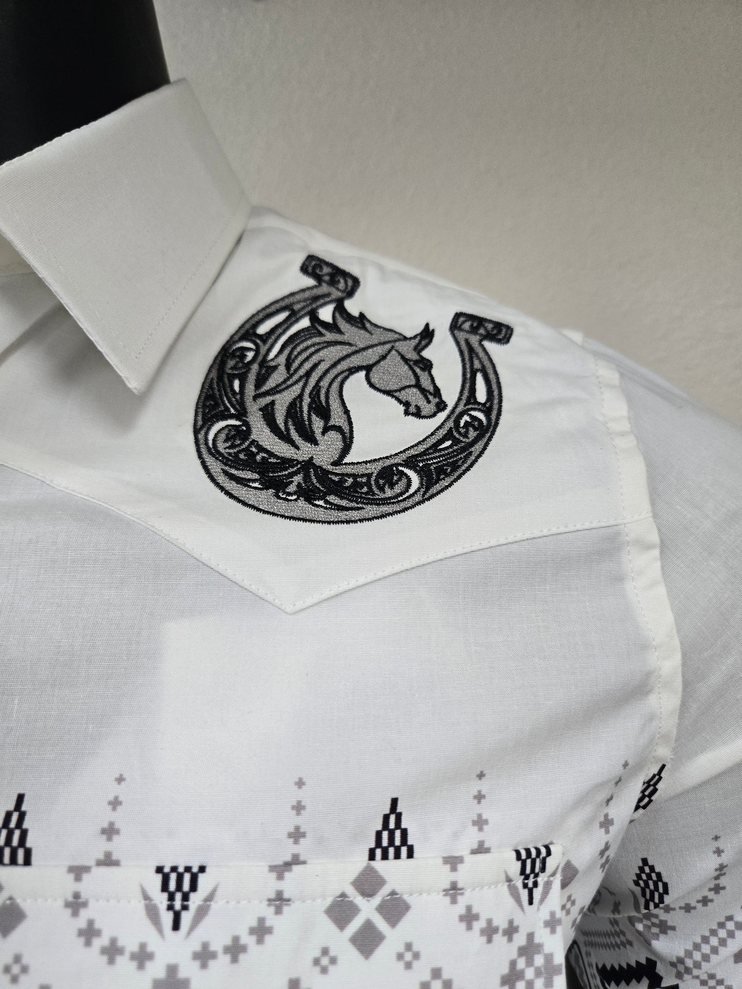 Lamasini Mens Horse Herradura Crest Snap Shirt - Charcoal, White