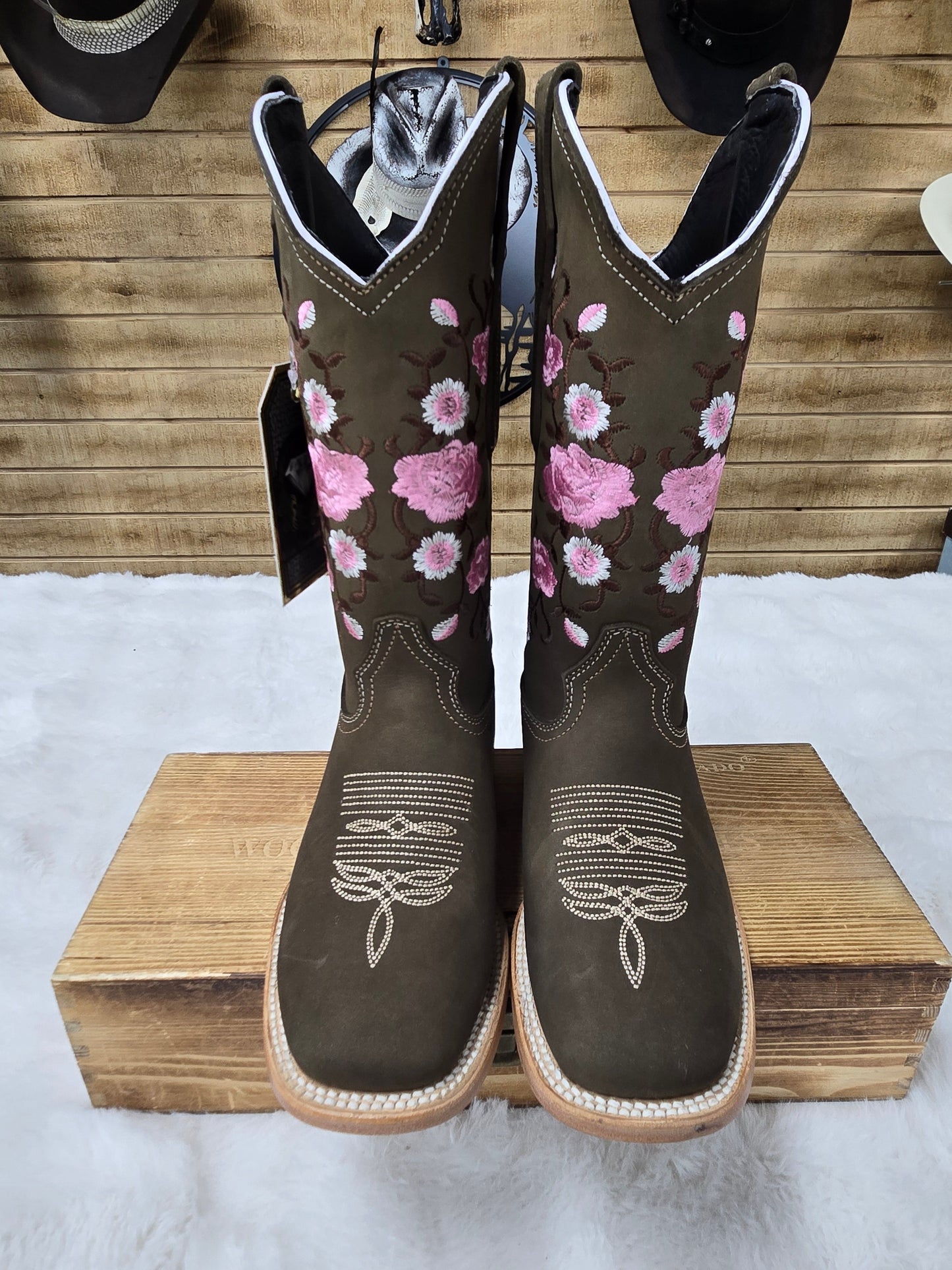 White Diamond Womens Coquette Flower Embroidered Boot - Tabaco Nobuck