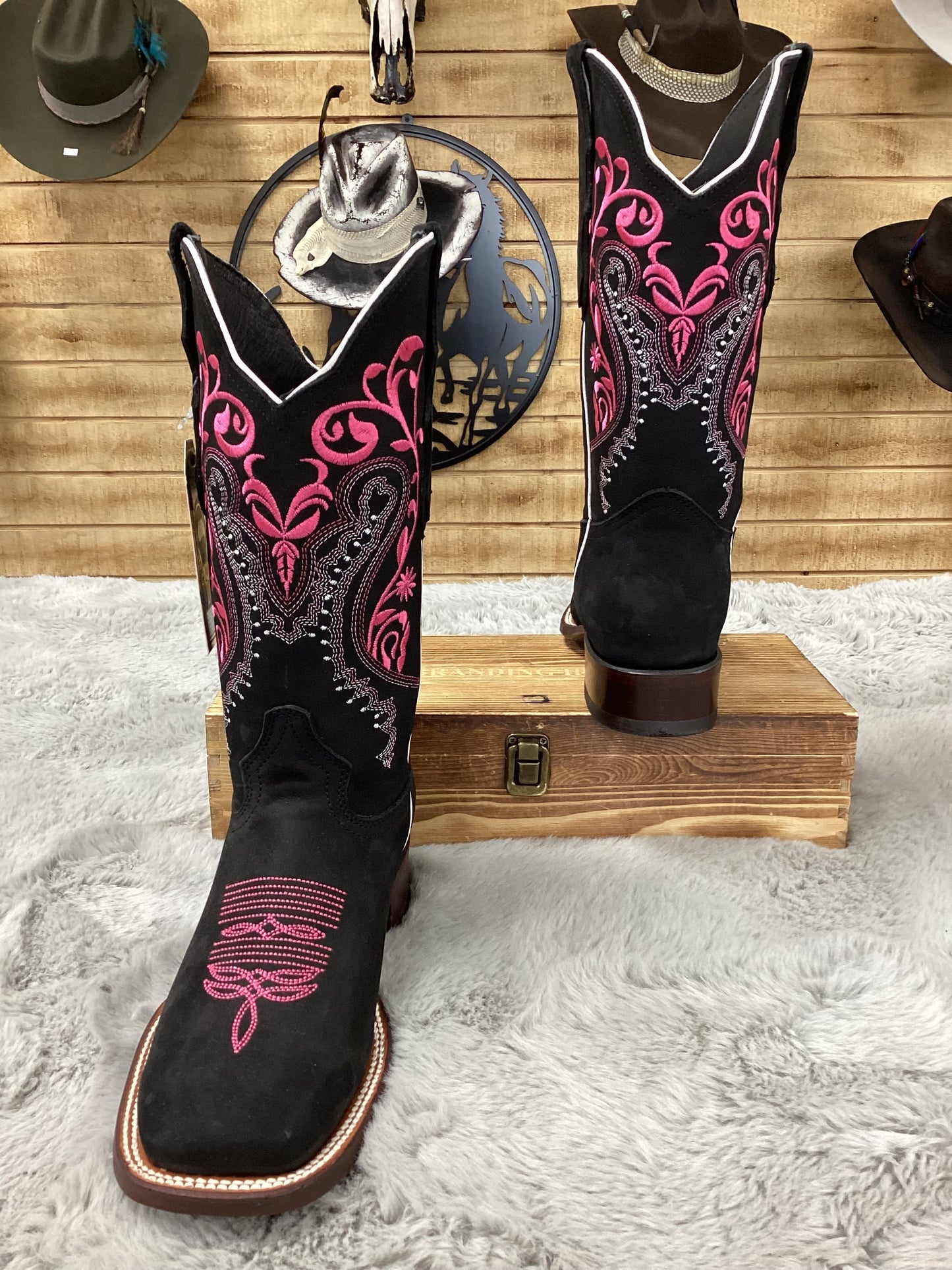 White Diamond Womens Nobuck Embroidered boot - Black/fuchsia
