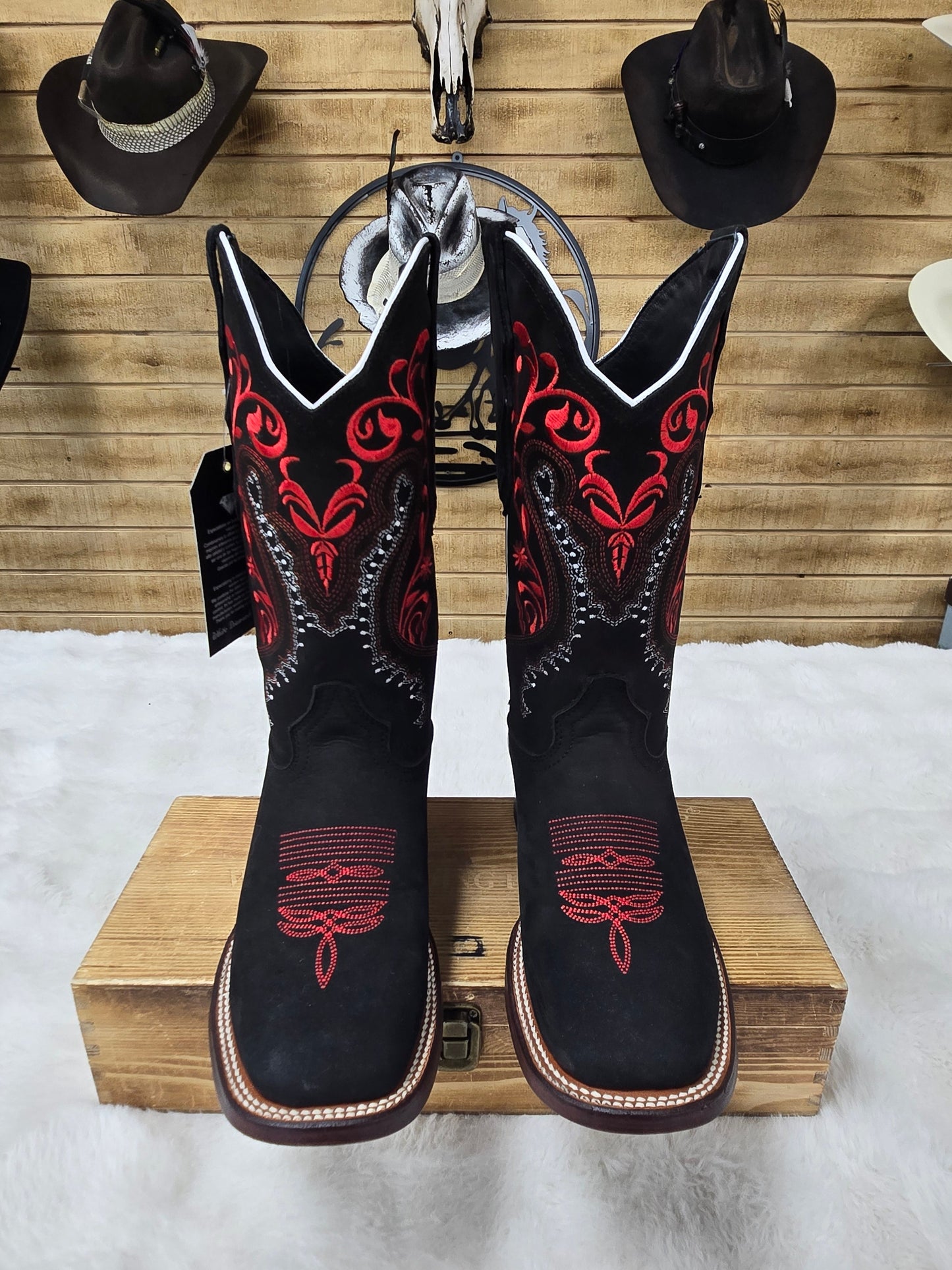 White Diamond WomenS Boot Embroidered Nobuck (Red/Black)
