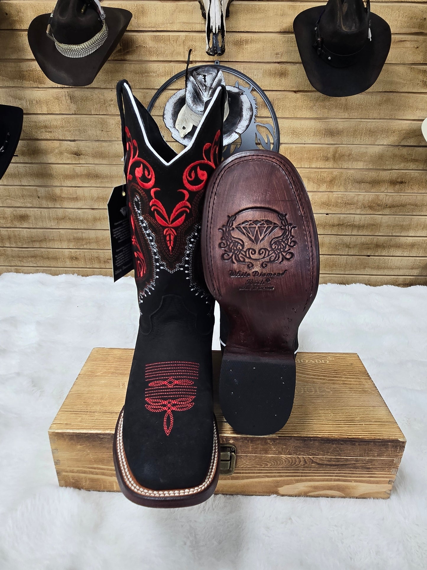 White Diamond WomenS Boot Embroidered Nobuck (Red/Black)