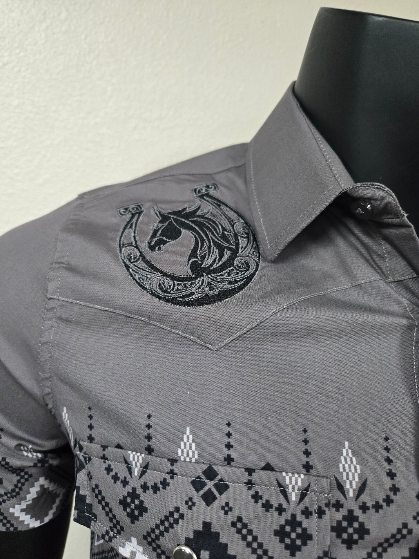 Lamasini Mens Horse Herradura Crest Snap Shirt - Charcoal, White